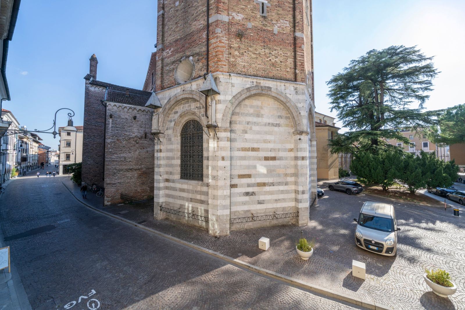 Il Duomo accanto al palazzo