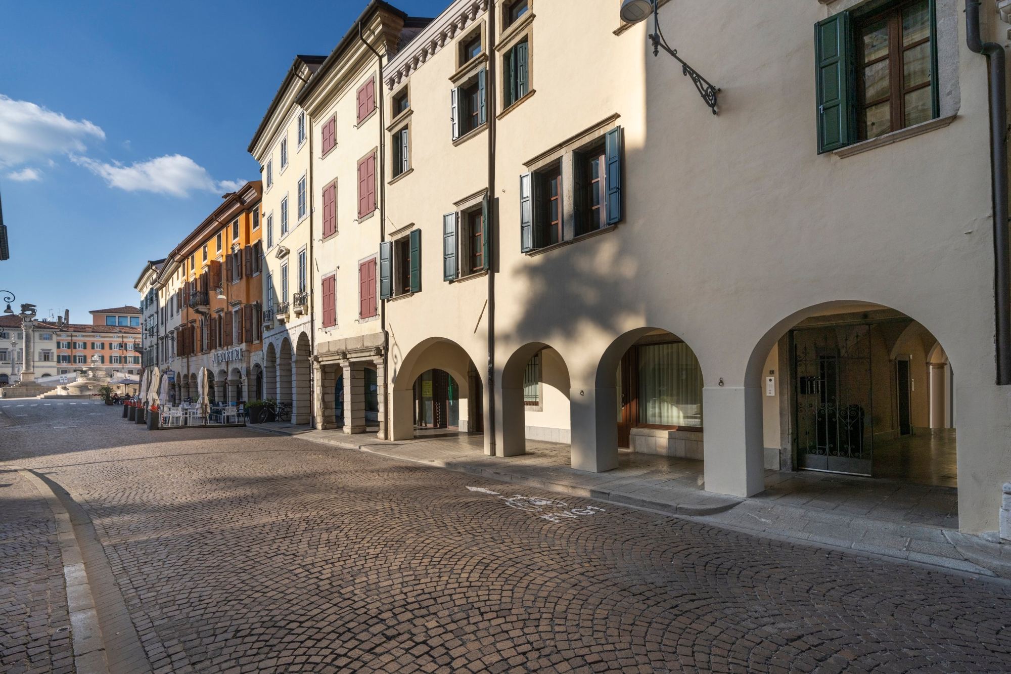 Facciata con portici su Via Vittorio Veneto