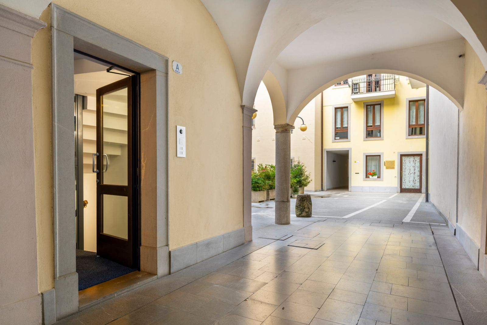 Ingresso della scala A e cortile