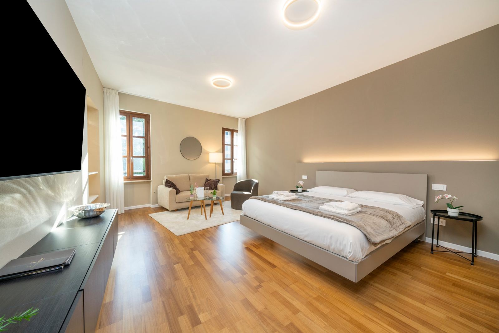 Suite Duomo con letto matrimoniale, divano e smart TV